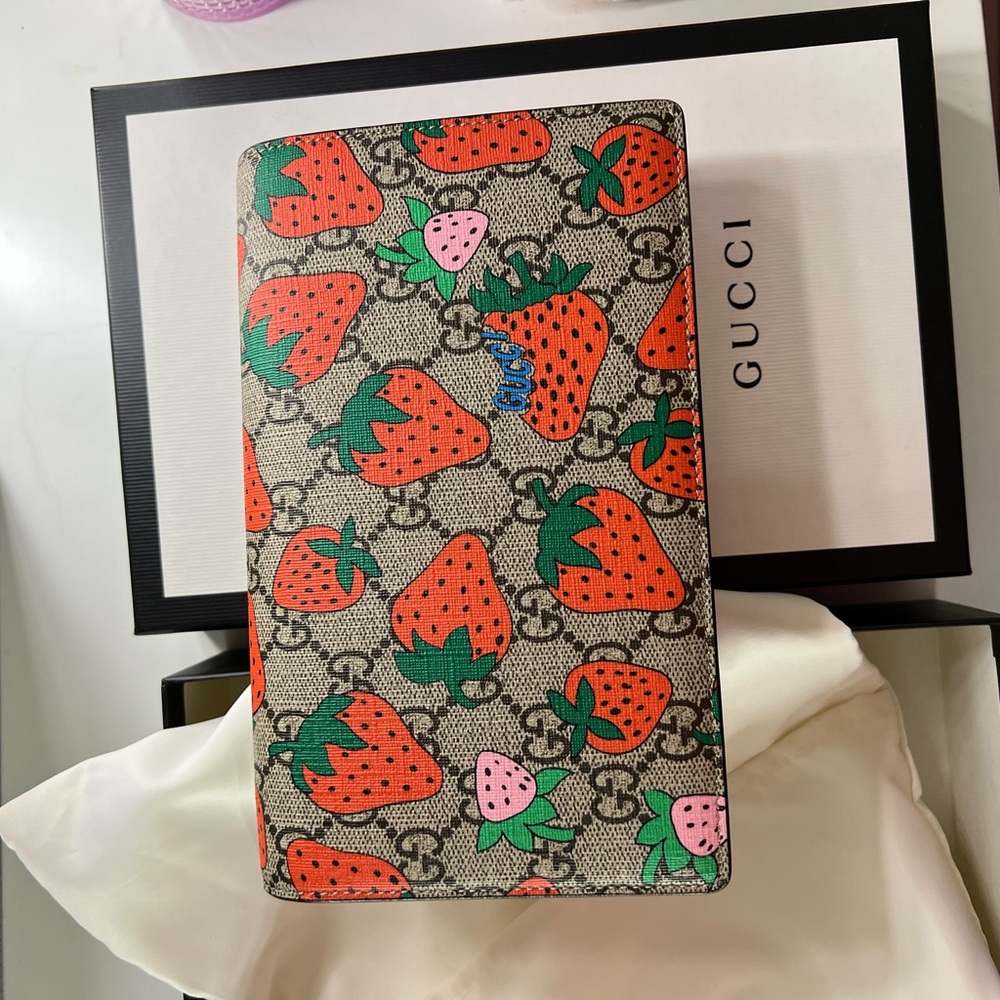 Gucci wallet on chain